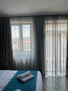 Postel nebo postele na pokoji v ubytování Tbilisi Center Hotel