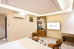 Una televisión o centro de entretenimiento en Oriva Vinflora Residency Nr LV Prasad Hospital Banjara Hills