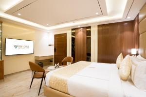 Una cama o camas en una habitación de Oriva Vinflora Residency Nr LV Prasad Hospital Banjara Hills