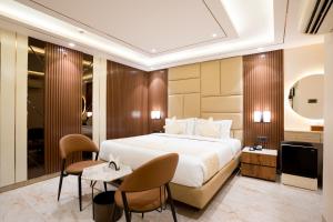 Una cama o camas en una habitación de Oriva Vinflora Residency Nr LV Prasad Hospital Banjara Hills