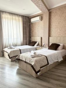 Postel nebo postele na pokoji v ubytování Tbilisi Center Hotel