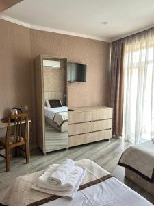 Postel nebo postele na pokoji v ubytování Tbilisi Center Hotel