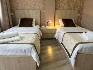 Postel nebo postele na pokoji v ubytování Tbilisi Center Hotel