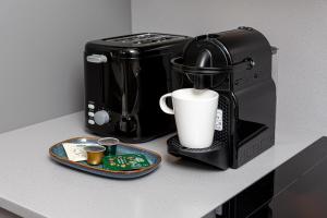 Una encimera con una cafetera y una tostadora en cohost I New Apt w-Balcony I Air Condition I Free Parking & Netflix I By Botanical Park, en Kaunas 39 fotos más