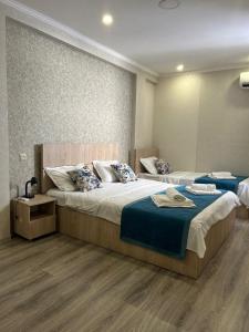 Postel nebo postele na pokoji v ubytování Tbilisi Center Hotel