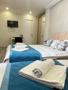 Postel nebo postele na pokoji v ubytování Tbilisi Center Hotel
