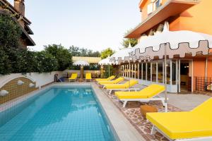 Bazén v ubytování Yonca Anjelika Otel nebo v jeho okolí