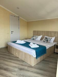Postel nebo postele na pokoji v ubytování Tbilisi Center Hotel