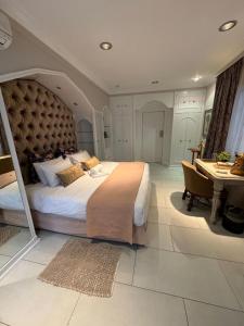 ヨハネスブルグにあるSummerview Boutique Hotel & Conferenceの大きなベッドルーム(大型ベッド1台、デスク付) +39枚の写真