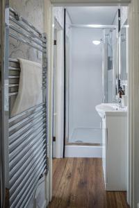 une salle de bain avec un lavabo et un miroir dans l'établissement Lunar Stays, à Blackpool