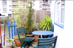 a patio with a table and chairs and plants at Charmante Péniche - Séjour atypique Nantes in Nantes
