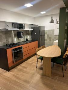 eine Küche mit einem Holztisch und einem Esszimmer in der Unterkunft 2Qtos, Newly Renovated, Botafogo Mall and Beach in Rio de Janeiro