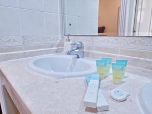 Phòng tắm tại HARF22-01 comfy 1BR Apt in Abu Dhabi City +6 ảnh