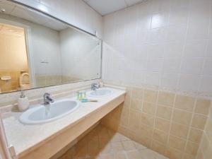 Phòng tắm tại HARF22-01 comfy 1BR Apt in Abu Dhabi City