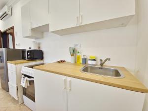 Nhà bếp/bếp nhỏ tại HARF22-01 comfy 1BR Apt in Abu Dhabi City