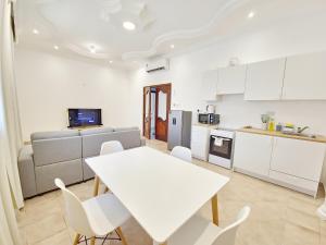 Nhà bếp/bếp nhỏ tại HARF22-01 comfy 1BR Apt in Abu Dhabi City