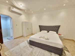 Giường trong phòng chung tại HARF22-01 comfy 1BR Apt in Abu Dhabi City
