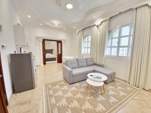 Khu vực ghế ngồi tại HARF22-01 comfy 1BR Apt in Abu Dhabi City