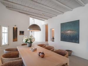 a dining room with a table and chairs at Villa Zen Mykonos in Mýkonos City