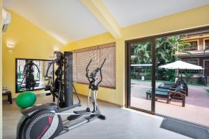 Seashell Suites and Villas- Candolim Goaにあるフィットネスセンターまたはフィットネス設備