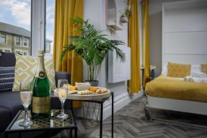 - un salon avec une bouteille de champagne et une table avec des verres à vin dans l'établissement Lunar Stays, à Blackpool 52 autres photos