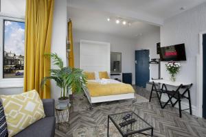 un salon avec un lit et une table dans l'établissement Lunar Stays, à Blackpool