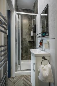 une salle de bain avec douche, lavabo et toilettes dans l'établissement Lunar Stays, à Blackpool