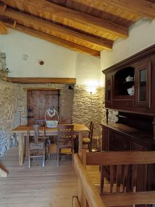 una sala da pranzo con tavolo e sedie di Casa delle Rose - Marmora a Marmora