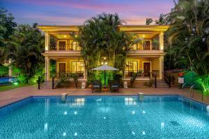 Seashell Suites and Villas- Candolim Goaの敷地内または近くにあるプール