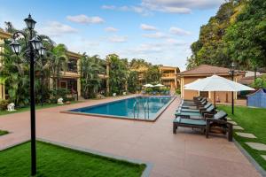 Seashell Suites and Villas- Candolim Goaの敷地内または近くにあるプール