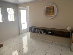 un soggiorno con una libreria appesa al muro di Casa de mãe Completa! a Marília