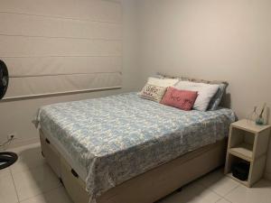 un letto con due cuscini sopra in una stanza di Casa de mãe Completa! a Marília