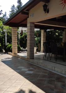 an outdoor patio with chairs and a table at Old House - Ferienhaus in Selce