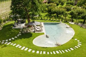 an overhead view of a swimming pool in a yard at Belia Lofts - ADULTS ONLY - Apartments in Appiano sulla Strada del Vino