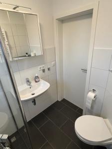 Koupelna v ubytování Ferienwohnung in Solingen-Mitte + 4 fotografie
