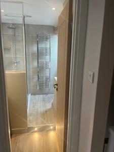 Koupelna v ubytování Posh Little Cottage + 23 fotografií