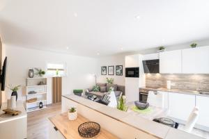 TV a/nebo společenská místnost v ubytování Gerhart-Hauptmann-Strasse 1a Ferienhaus Gartenidylle