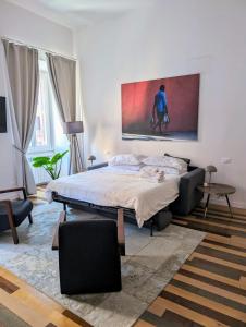 Un dormitorio con una cama y un cuadro en la pared. en Luxury Gallery Suites, en Roma