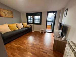 a living room with a couch and a television at Villa Marie in Betanzos