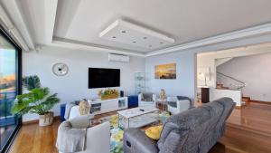 Μια τηλεόραση ή/και κέντρο ψυχαγωγίας στο Azure Serenity Villa by LovelyStay