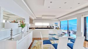 Η κουζίνα ή μικρή κουζίνα στο Azure Serenity Villa by LovelyStay