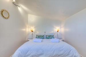 サントマリー・ド・ラメールにあるMas des Cypres - Mazet 9の白いベッドルーム(ランプ2つ付きの大型ベッド1台付)