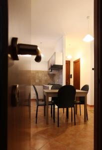 - une salle à manger et une cuisine avec une table et des chaises dans l'établissement Monteverde, à Latronico