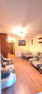Zimmer mit Betten und einem Tisch in der Unterkunft Apartament NELA in Krynica Morska