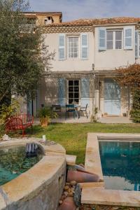a house with a swimming pool in the yard at Maison avec piscine in Aix-en-Provence