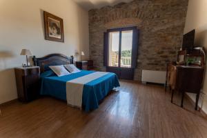 A bed or beds in a room at La Torre del Vilar