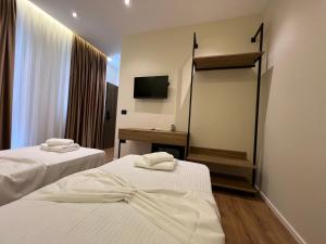 Postel nebo postele na pokoji v ubytování Andi Downtown Deluxe Rooms