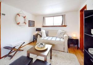 Ένα ή περισσότερα κρεβάτια σε δωμάτιο στο Houseboat Captain's Quarters in Harbour Amsterdam