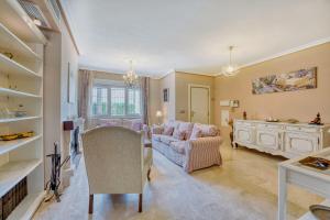 Posezení v ubytování 1107 Marbella Beach Front House