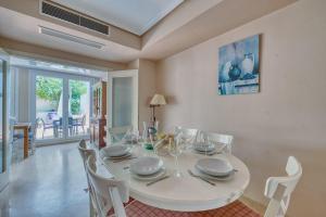 Posezení v ubytování 1107 Marbella Beach Front House